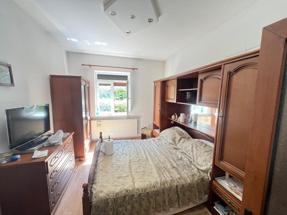 Apartament-2-Camere-Decomandat-La-Casa-Pivnita-Pod-Curte-Comuna