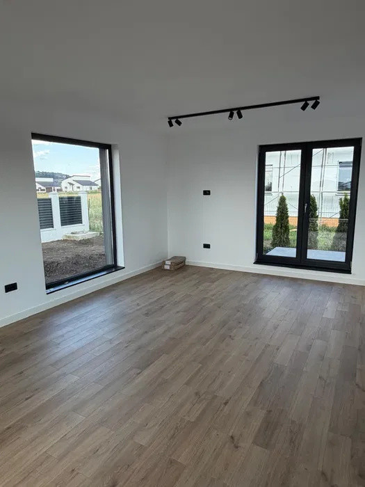 Casa-Vila-4Camere-108mp-Parter-Etaj-Curte-300mp-Incalzire-Pardoseala-Sanpetru